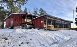 Det opprinnelige klubbhuset fra 1898 brant ned i 1934 eller 35. Dagens skytterbanehus ble etter andre verdenskrig oppført av tre seksjoner av en tyskerbrakke fra Låkejordet. Foto 2022 Steinar Bunæs.