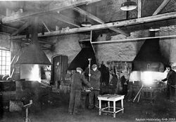 Fra smia. Foto: Cementfabrikkens jubileumstidskrift 1942, s. 147