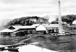 Tønnefabrikken fra 1892. Foto: Cementfabrikkens jubileumstidskrift 1942, s. 141