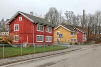 Arbeiderboliger i Vaterlandsveien i Slemmestad, av en eller annen grunn kalt «Tangoboligene». Foto: Leif-Harald Ruud (2020)