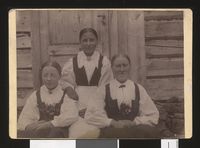 3. Slethavn Sæter i Lejrdalen. Aug. 1890. (Marit, Rønnaug og Brit) - no-nb digifoto 20140429 00002 bldsa FA0850.jpg