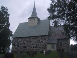 Kirken sett fra sør. Foto: Dag Bertelsen (2013).