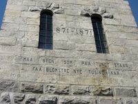 Fasade, Slottsfjelltårnet, med Bjørnsons tekst. Foto: Stig Rune Pedersen