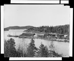 Små trehus langs sjøen - NB MS G4 0916.jpg