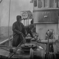 Snøbyger og surveir, men arbeidet skal gjerast. Det kan sjølvsagt vera fine veirsdagar på Lofoten, om vinteren også. Men er det sureveir så kjenner ein det på kroppen. Oljehyra er på til ein er i hamn.