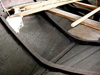 Her viser bordgangane i framdelen av båten. At bordgangane i botnen går på skrå, snid, er det som gir namnet, snidbetning. Bildet er teke på Norsk Maritimt Museum.