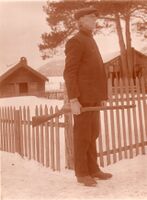 Bygningane på Snippen i bakgrunnen. Personen er truleg Kjetil Snippen. Foto: Olav S. Nylid. Tidleg 1900talet.