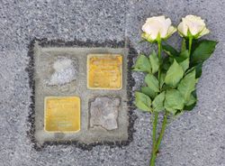 Nr. 38: Snublestener til minne om Annie Louise Benkow og Rebekka Cecilie Oster. Foto: Heidi Thöni Sletten (2015).