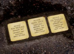 Snublesteiner ved Hvedings gate 3 i Harstad. Foto: Ørjan Haakon Johansen (2016).