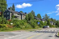 «Rekkebo», tre firemannsboliger oppført av Ungdommens Selvbyggerlag i 1952. Foto: Leif-Harald Ruud (2021)
