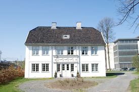 Hielm kjøpte løkkeeiendommen Sofienlund i 1818 og ga den navn etter hans hustru Sophie Magdalene. Hovedhuset i empirestil er oppført i 1813, men Hielm ga bygningen dagens utseende etter ombygging rundt 1820. Foto: Kjetil Ree (2009).