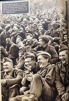 Soldatene feirer Kong Haakons hjemkomst 7. juni 1945 i Skoganvarre. Åge Andersen fra Strømmen var initiativtaker og står her foran forsamlingen utenfor bildet. Fra venstre i første rekke Ole Dahl, NN, Ivar Soot, NN.