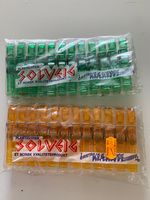 Grøn og oransje Solveig klesklype. Foto: Marianne Lindquist