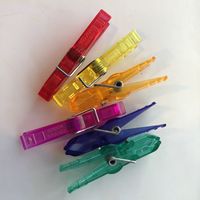 Solveig i fargane gul, oransje, blålilla, rosa, raud og grøn. Foto: Ingebjørg Hovde