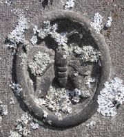 Sommerfugl som dekor på eldre gravminne, Vår Frelsers gravlund i Oslo.