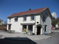 Sommerro 2020. Den store antenna til høgre står på tomta til Lyngstad. Foto: Olav Momrak-Haugan