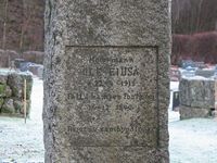 Utsnitt av minnesmerket over Ole Eidså som falt under andre verdenskrig. Foto: Siri Johannessen (2013)