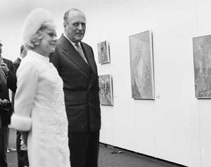 Sonja Henie 1968 med kong Olav.jpg
