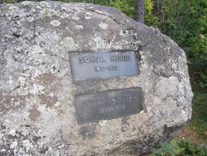 Sonja Henie og Niels Onstad gravminne.jpg