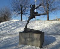 Per Ungs statue av Sonja Henie ved Frogner stadion i Oslo, avduket i 1986. Foto: Stig Rune Pedersen (2013)