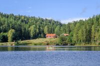 Kanopadlere på Mønevann med den tidligere husmannsplassen Sotua i bakgrunnen. Foto: Leif-Harald Ruud (2020)