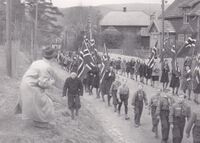 Speidertoget i Brennabakken på vei mot Haug kirke. Foto: Rolf Korvald