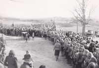 Speidertoget utenfor Haug kirke. Foto: Rolf Korvald