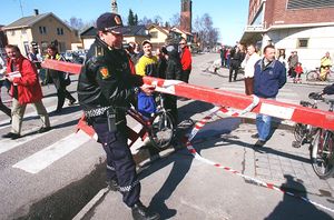 Sperringene fjernes etter propanbrannen.jpg