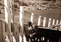 Håkon Berg held her på å diksle for bjelkevegar.Båten står framme.