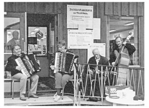 Spillende dugnadsgjeng på Bakkehaug.JPG