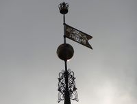 Kong Frederik Vs monogram i spiret på Kongsberg kirke, merket 1749. Foto: Stig Rune Pedersen