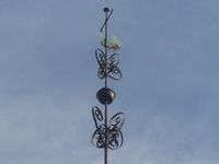 Spiret på Ramnes kirke har et hane-motiv. Foto: Stig Rune Pedersen