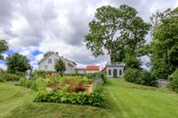 Rekonstruksjonen av Wilses hageanlegg med hovedbygningen i bakgrunnen. Foto: Leif-Harald Ruud (2022)