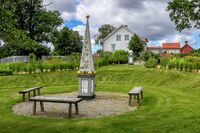 Obelisken i hageanlegget er også en kopi av en tilsvarende fra 1700-tallet. Foto: Leif-Harald Ruud (2022)
