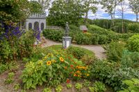 Wilses altan på toppen av redskapsskjulet i formalhagen er gjenreist etter tilgjengelige tegninger. Foto: Leif-Harald Ruud (2022)