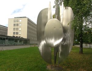 Stålskulpturen Hellebard ved Blindern videregående skole Oslo.jpg