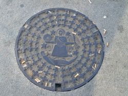 Kumlokk med byvåpenet, laget av Furnes jernstøperi etter tegning av Thomas Thiis-Evensen. Foto: Ida Tolgensbakk (2010).