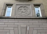 Relieff av Oslos byvåpen med St. Hallvard ved hovedinnkjørselen til Ullevål sykehus. Foto: Stig Rune Pedersen