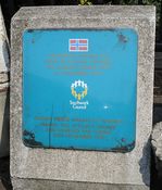Stein med plakett forteller at kronprins Harald navnga plassen utenfor sjømannskirken i 1990. Foto: Stig Rune Pedersen
