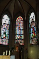 Glassmalerier i koret: Korsfestelsen med Jomfru Maria og disippelen Johannes