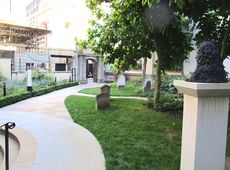 Motiv fra kirkegården, sett mot inngangen fra Seething Lane. Til høyre ses en byste av Samuel Pepys. Foto: Stig Rune Pedersen