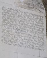 Inskripsjon på vegg på St. Olaf House i Tooley Street i London, som forteller om Olav og den tidligere Olavskirken som sto her. Foto: Stig Rune Pedersen