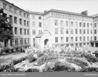 St. Sunniva skole (1927-1930) med skolegård. Foto: Anders Beer Wilse/Oslo Museum (1936).