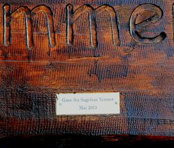 St Hansfjellet. Skilt med innskrift: "Gave fra Sagelvas Venner. Mai 2013."