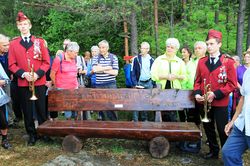 St Hansfjellets nye benk flankert av seremoniens flotte trumpetister.