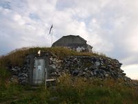 Kommandotårnet og inngang til bunker. Foto: Siri Iversen (2011).