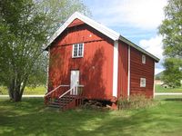 Stabburet på Moland prestegard. Tidlegare var det kornmagasin for heradet og stod då på «Magasinhusreina». (Foto: Olav Momrak-Haugan, 2011)