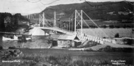 Fartøyet på vei inn i Fiskumvannet etter å ha passert Sundet bru. Foto: Eiker Arkiv (etter 1924).