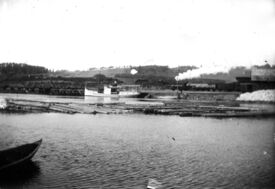 Fartøyet ved brygga i Vestfossen. Foto: Eiker Arkiv