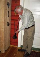 Johan-Andreas Holmsen med stekejern for alterbrød fra 1760 til Lørenskog kirke.